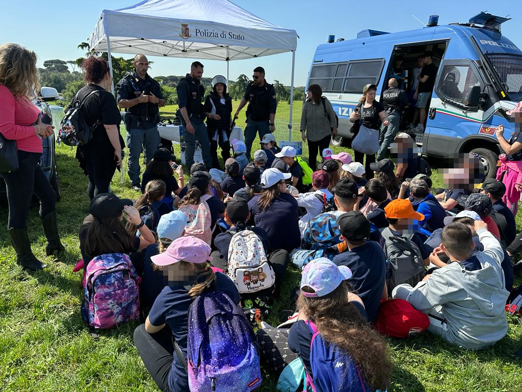 Roma – Polizia incontra 3000 studenti a Villa Doria Pamphili per campagne “Una vita da social” e “Scuole sicure”