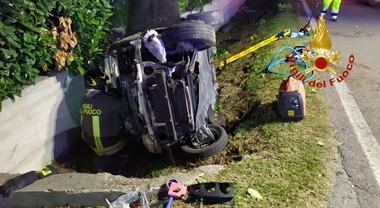 Cisterna, si ribalta la Smart sulla Ninfina: mamma e figlia finiscono nel fosso