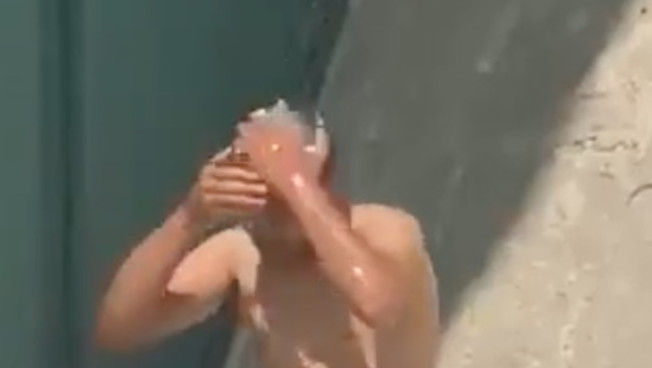 Aeroporto di Fiumicino – Doccia e shampoo nella grande fontana per un turista accaldato (video)