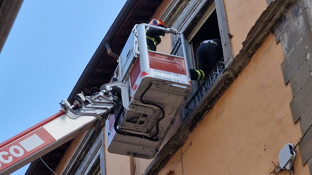 Viterbo – Vicina di casa chiama i vigili del fuoco preoccupata per il coinquilino che non sentiva più, risolto grazie al loro intervento