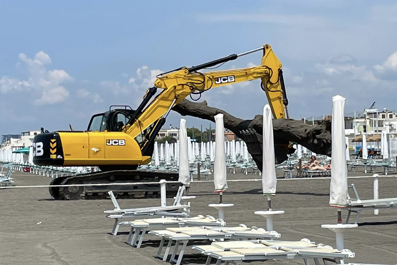 Ruspe sulla spiaggia, il benvenuto del comune di Montalto ai turisti