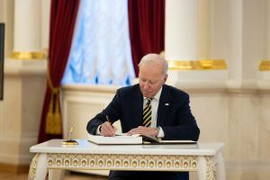 Biden firma accordo ed evita il default