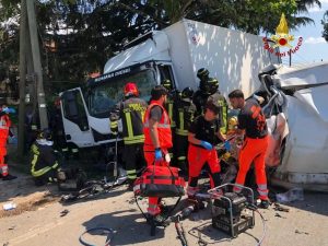 Latina, scontro camion-furgone: muore 62enne di Cisterna