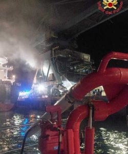 Notte di paura a Civitavecchia: va a fuoco nastro trasportatore all’interno della centrale elettrica
