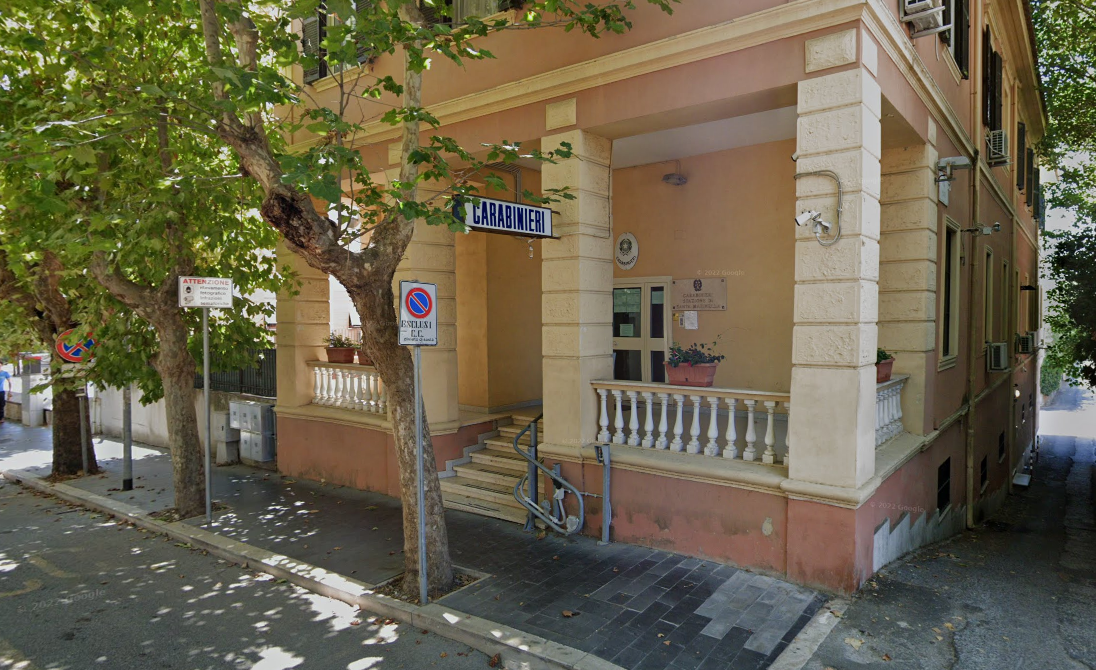 Santa Marinella – Gli ruba il telefono e lo colpisce con calci al volto e alla testa, arrestato 41enne