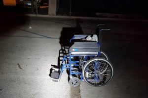 Tragedia alla trincea ferroviaria di Civitavecchia: sedia a rotelle finisce in una buca, 88enne sbatte la testa e muore