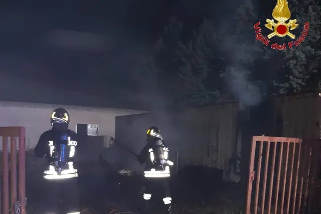 Civitavecchia, nella notte prende fuoco un container: paura a Via dell’Immacolata