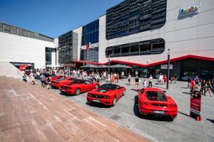 Ritrovo Ferrari al Maximo per sensibilizzare ai temi della solidarietà
