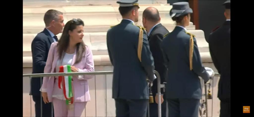 La sindaca di Viterbo al funerale di Berlusconi di rosa vestita