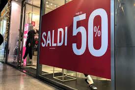 I saldi alle porte per un’estate che ancora deve iniziare si abbattono come una scure sui negozianti