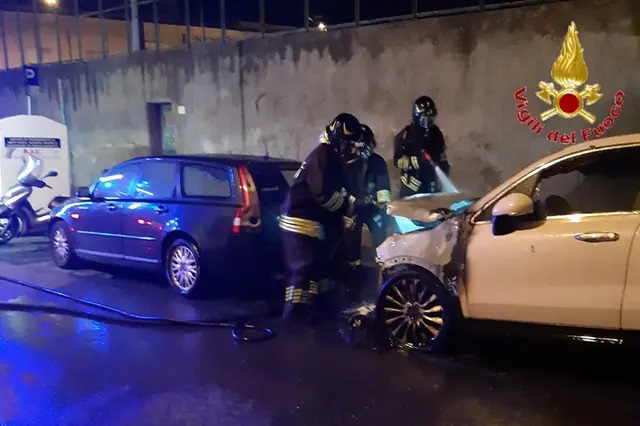 Civitavecchia, due auto in fiamme nella notte