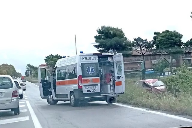 Viterbo – Di ritorno dalla movida sorpassa e va a sbattere contro due auto