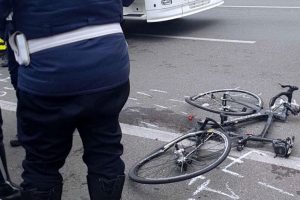 Latina, investita da auto sulla rotatoria-incubo: ciclista 24enne in gravi condizioni