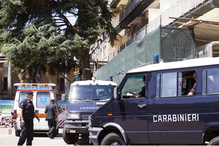 Follia all’ospedale di Latina, un paziente prima scappa e poi picchia gli infermieri con l’asta della flebo