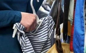 Viterbo – Ruba undici vestiti, arrestata donna di Vetralla