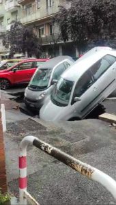 Roma, voragine creata dalla pioggia inghiotte le auto parcheggiate