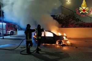 Santa Marinella, un’altra auto divorata dalle fiamme nella notte