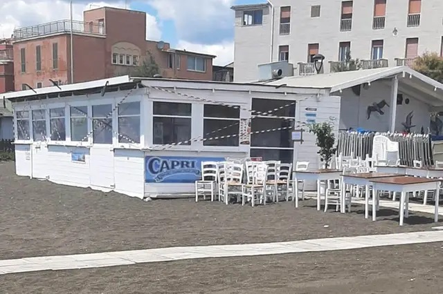 Ladispoli, abusivismo in spiaggia: sigilli al chiosco “Capri”