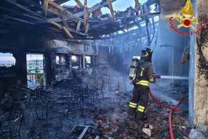 Tarquinia, va a fuoco il ristorante La Scogliera: nessun ferito