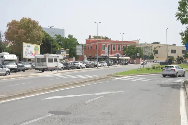 Civitavecchia, ragazza travolta sulle strisce da un furgone: ricoverata in codice rosso