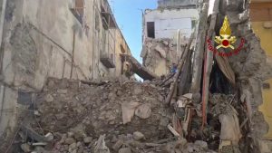 Crollo a Torre del Greco, prosegue l’ispezione tra le macerie