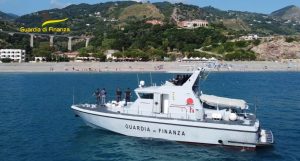 Ponza, lite di coppia sulla barca: lei lo accoltella e lui si salva buttandosi in mare