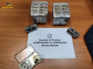Terracina – La Guardia di Finanza sequestra oltre 2 kg di hashish: un arresto