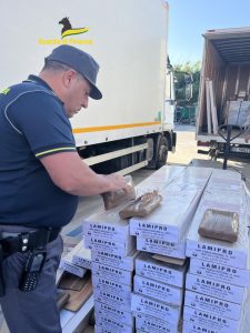 Roma – Gdf sequestra 220 Kg di droga occultate su un camion. Due arresti