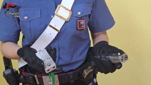 Laboratorio per modificare armi giocattolo, 3 arresti a Roma