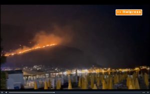 Notte di incendi a Palermo. Case minacciate da roghi, riapre l’aeroporto
