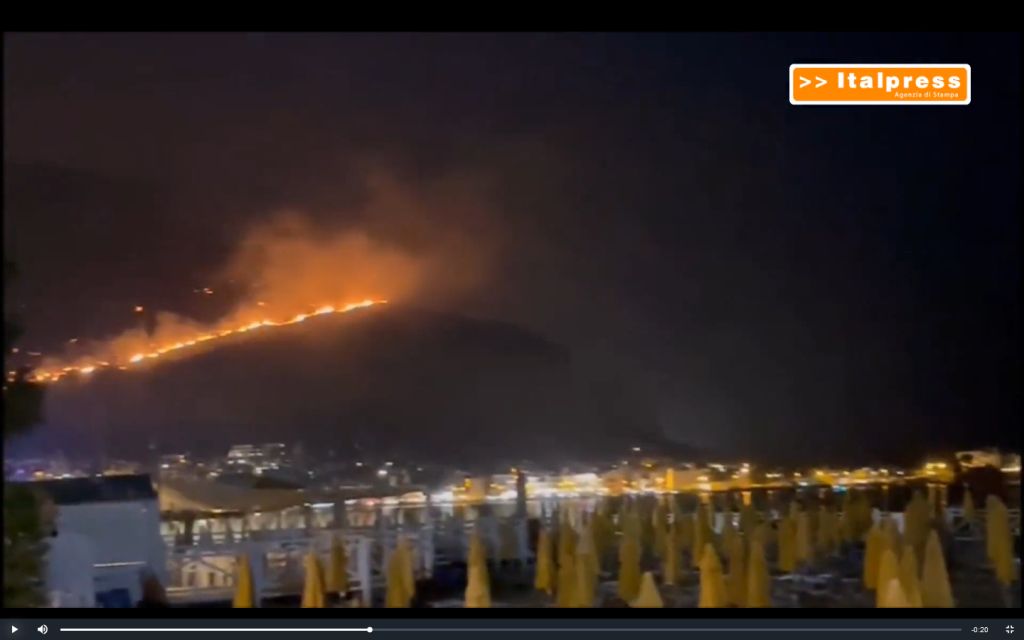 Notte di incendi a Palermo. Case minacciate da roghi, riapre l’aeroporto