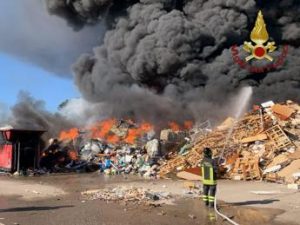 Ciampino – Incendio impianto rifiuti, sul posto per rilievi operatori Asl e Arpa