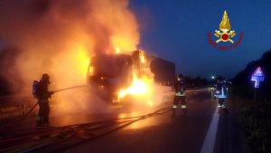 Rieti, nella notte prende fuoco camion sulla provinciale del Tancia: viabilità congestionata
