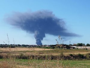 Ciampino, brucia l’impianto di smaltimento rifiuti: si leva colonna di fumo altissima
