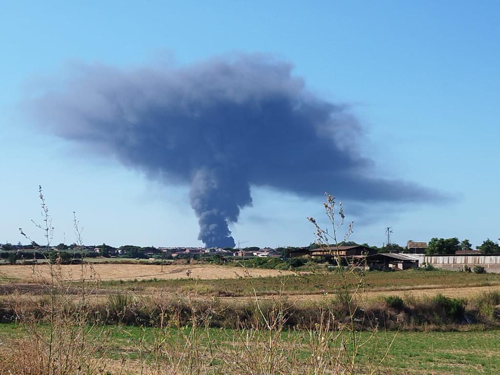 Ciampino, brucia l’impianto di smaltimento rifiuti: si leva colonna di fumo altissima