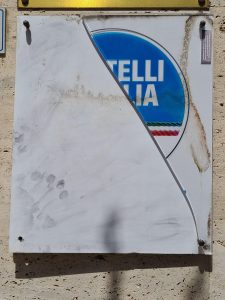 Latina – Atti vandalici contro la sede della Federazione Provinciale di Fratelli d’Italia