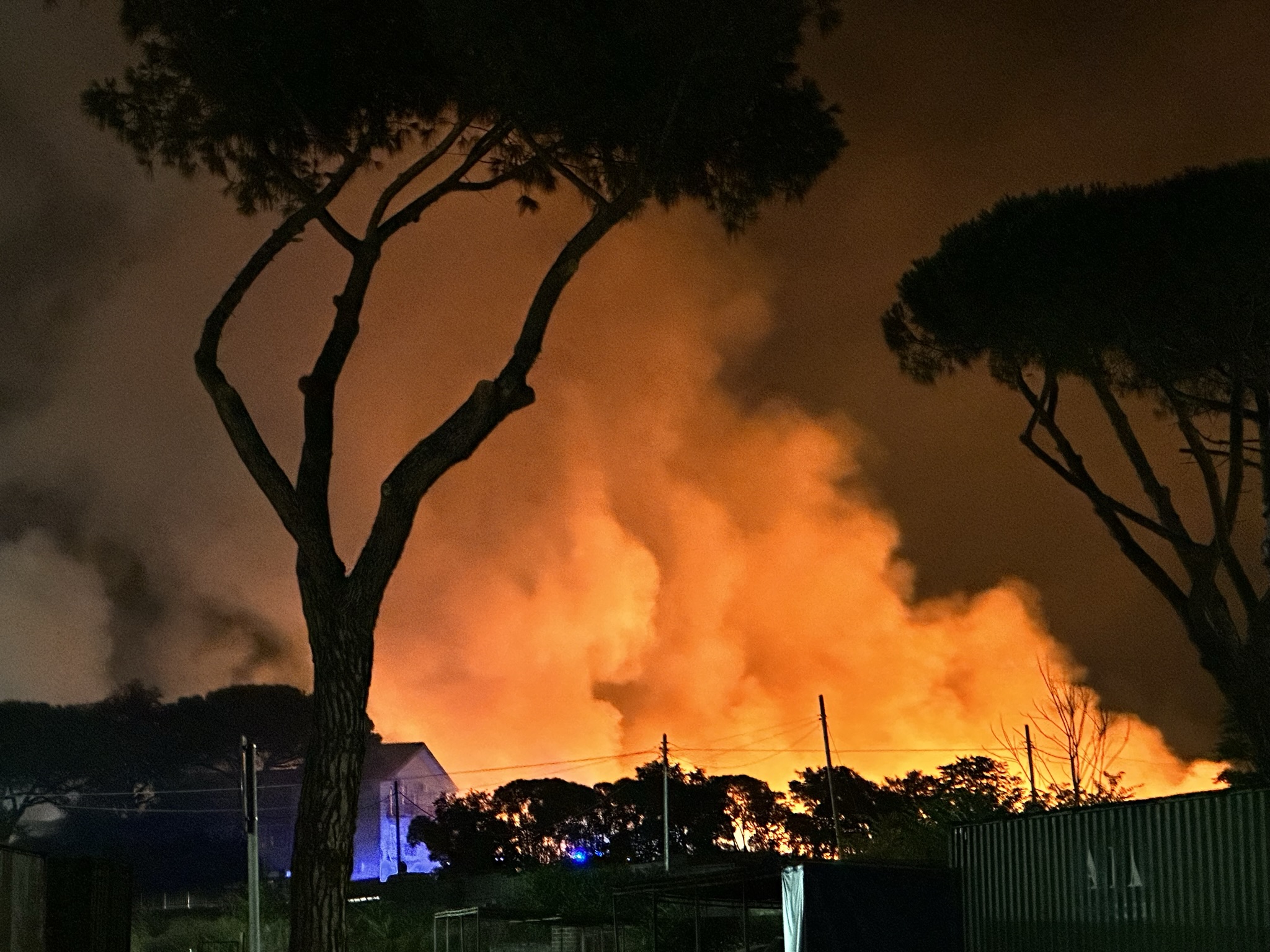 Rogo Ciampino – Difficoltà respiratorie e bruciore agli occhi mentre le fiamme non si placano (FOTO)