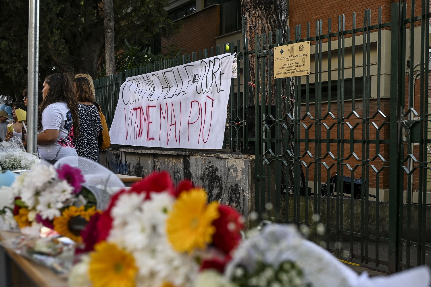 ROMA – Omicidio Primavalle, in migliaia per l’ultimo saluto a Michelle. La madre: “ora giustizia”