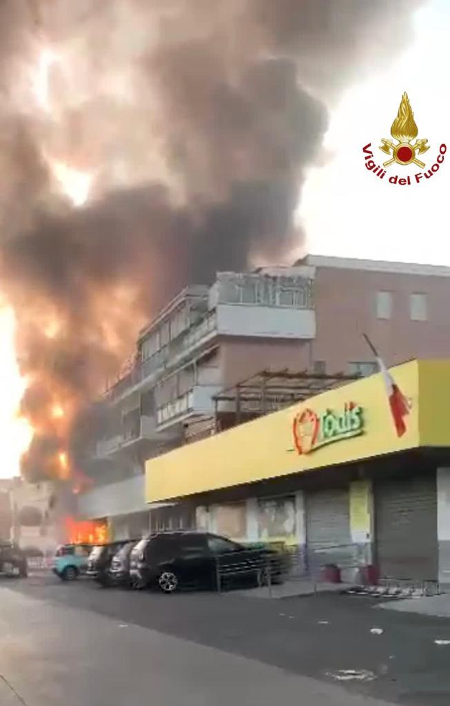 Fiumicino, incendio al Todis di Via Fiorina