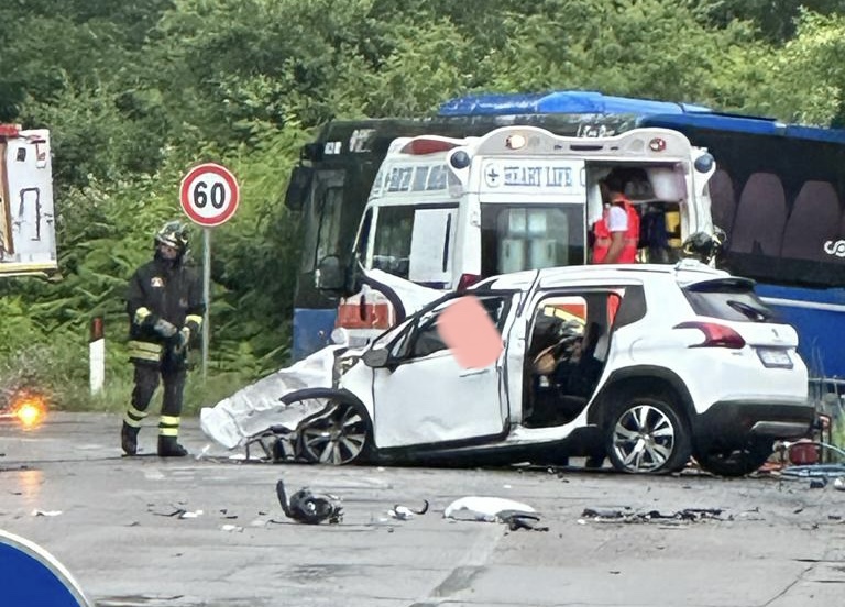 Viterbo – Incidente sulla Cimina: auto contro pullman, un morto e un ferito