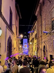 Musica, luci e divertimento: successo a Vitorchiano per la Notte Rosa
