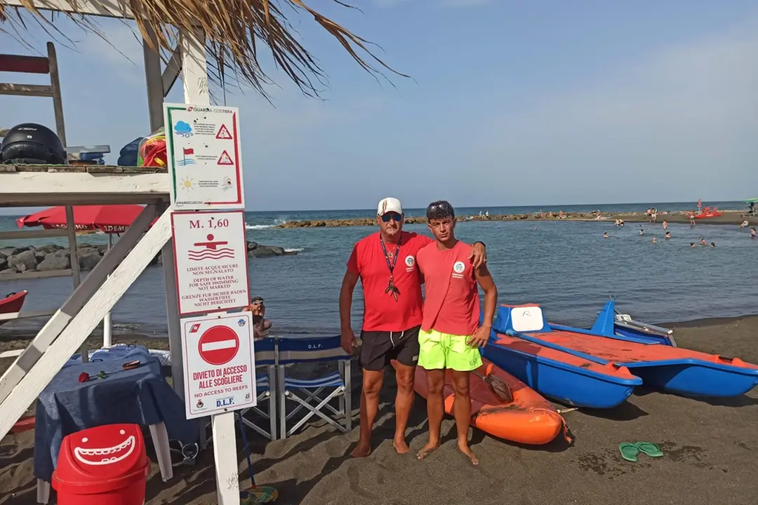Ladispoli – Bagnini eroi salvano un uomo con il massaggio cardiaco