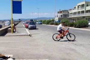 Paura a Cerveteri, scoppia flacone di acido in mezzo alla strada: ustionato 14enne