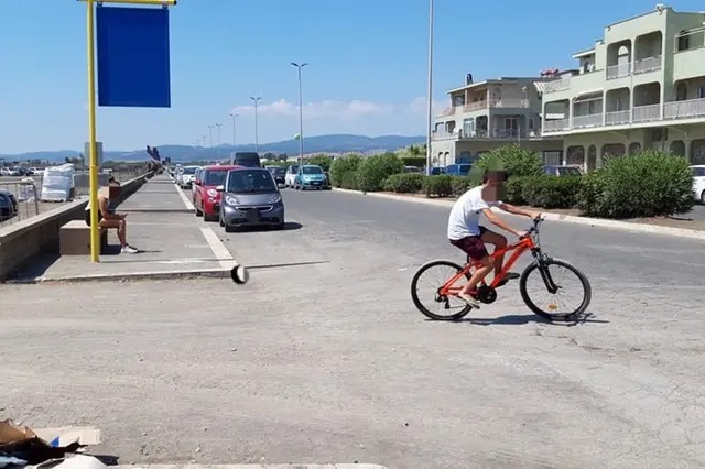 Paura a Cerveteri, scoppia flacone di acido in mezzo alla strada: ustionato 14enne