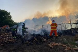 Ladispoli, va a fuoco terreno privato vicino alla A12: i Vigili del Fuoco salvano l’abitazione