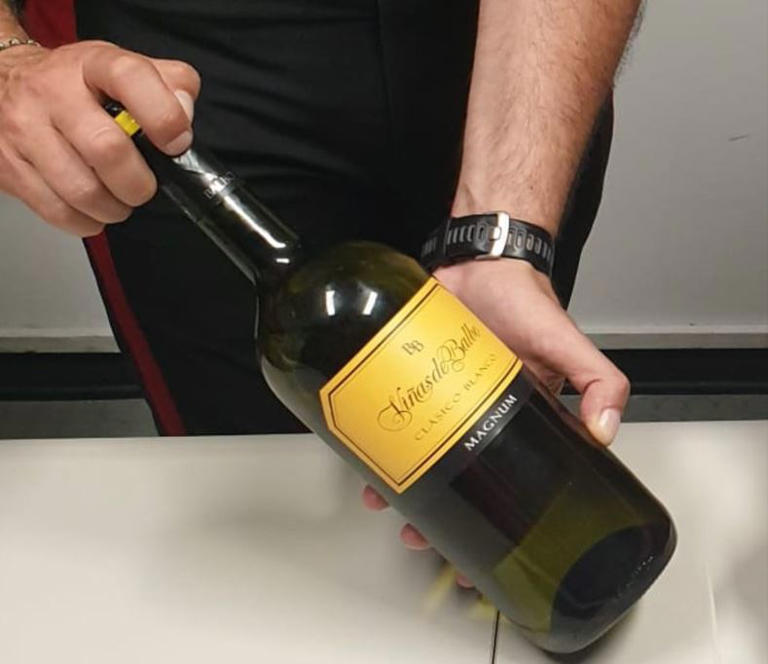 Un litro di cocaina liquida in una bottiglia di vino: la nuova frontiera del trasporto della “neve”