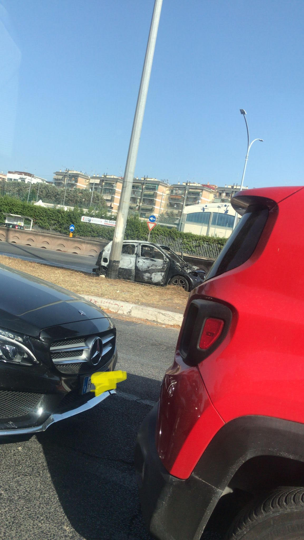 Roma – Panico sulla Colombo per un veicolo in fiamme