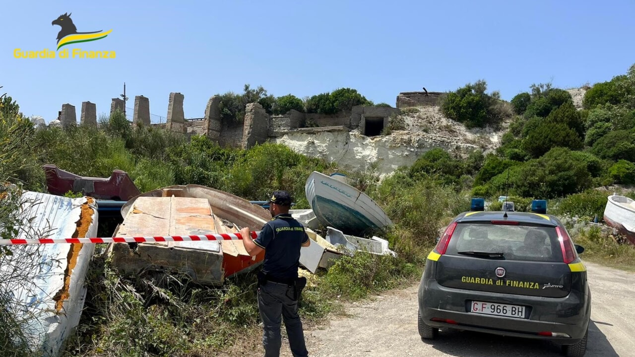 Ponza, la Finanza scopre megadiscarica abusiva a Cala dell’Acqua: scatta il sequestro
