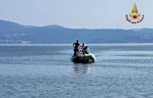 Anguillara, il lago restituisce il corpo del 20enne scomparso giovedì dopo il tuffo dal pedalò
