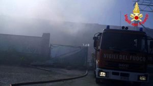 Latina, nuovo incendio alla ex Pozzi Ginori: vanno a fuoco quintali di immondizia